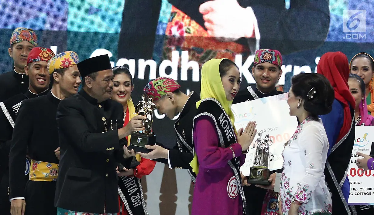 Gubernur DKI Jakarta Djarot Saiful Hidayat memberikan piala kepada pemenang dalam pemilihan Abang None Jakarta 2017 di Central Park, Jakarta, Jumat (15/07). (Liputan6.com/Herman Zakharia)