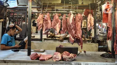 Pedagang daging sapi menunggu pembeli di Pasar Senen, Jakarta Pusat, Selasa (31/5/2022). Maraknya kasus penyakit mulut dan kuku (PMK) pada hewan ternak seperti sapi dan kambing sejak beberapa waktu lalu, serta ditambah masih tingginya harga berimbas pada merosotnya penjualan daging di Pasar Senen hingga 50 persen. (merdeka.com/Iqbal S. Nugroho)