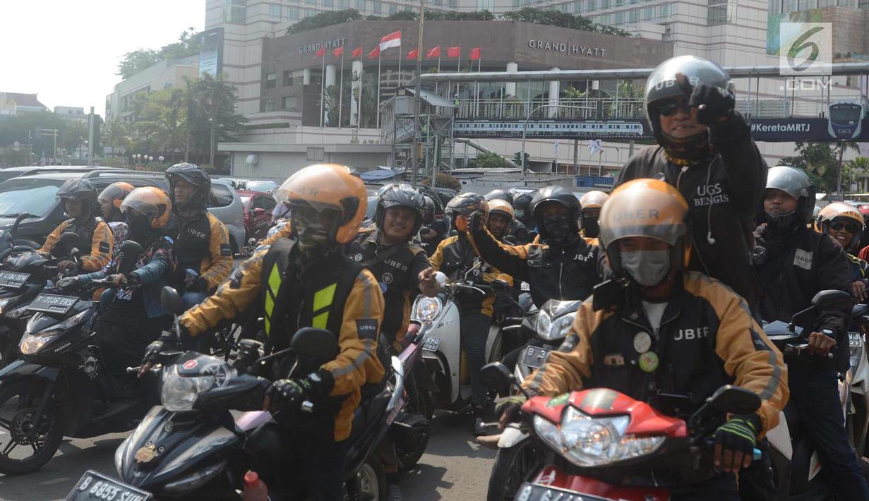 Ratusan pengemudi Uber melakukan konvoi perpisahan Bundaran HI, Jakarta, Sabtu (7/4). Setelah Uber di akuisisi oleh perusahaan Grab kini sebagaian besar driver berpindah ke Gojek. (Merdeka.com/Imam Buhori)
