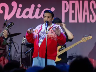 Penampilan penyanyi Sal Priadi saat acara Vidio Penasaran 2025 di The Dome Senayan Park, Jakarta, Kamis (6/2/2025). (Liputan6.com/Herman Zakharia)