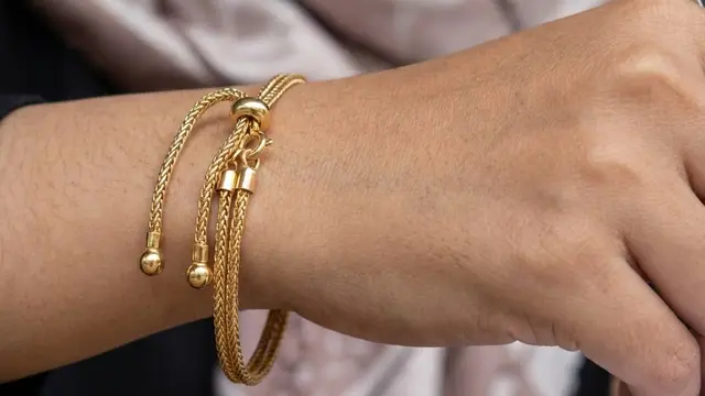 Model Gelang Emas Feminin untuk Pekerja Kantoran Berhijab