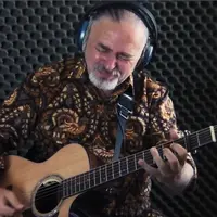 Lengkap dengan batik, musisi asal Rusia ini membuat fingerstyle lagu Armada, Asal Kau Bahagia. (YouTube Igor Presnyakov 