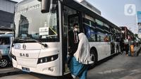 Penumpang menaiki bus listrik Transjakarta rute Kampung Melayu-Tanah Abang via Cikini (5M) saat uji coba di Terminal Kampung Melayu, Jakarta Timur, Selasa (26/7/2022). PT Transjakarta mengubah rute uji coba bus listrik yang sebelumnya jurusan Kampung Melayu-Tanah Abang (5F) agar masyarakat dapat menjajal secara merata sekaligus memperkenalkan jalur bus yang melayani mulai pukul 05.00-21.00 WIB. (merdeka.com/Iqbal S Nugroho)