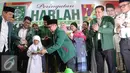 Ketua Umum PKB, Muhaimin Iskandar memberikan potongan pertama nasi tumpeng kepada salah satu anak yatim di peringatan Hari Lahir (Harlah) ke-17 PKB di Kantor DPP PKB, Jakarta, Kamis (23/7/2015). (Liputan6.com/Faizal Fanani)