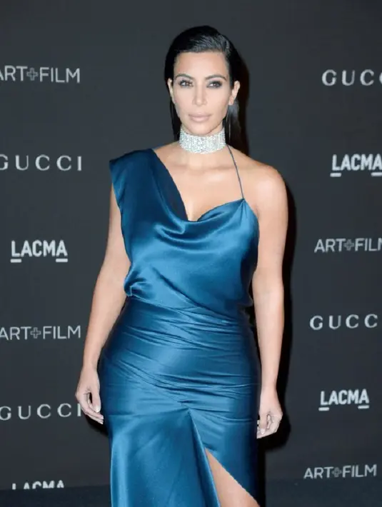 Kim mengenakan rok high-waisted, crop top sepadan, coat tipis, dan sepatu hak tinggi bertali, Kylie yang baru mengecat pirang rambutnya juga memilih crop top malam itu. (Bintang/EPA)