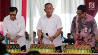 Menkumham Yasonna Laoly (kiri) bersama Menteri Pertahanan Ryamizard Ryacudu memukul bedug saat launching buku Pedoman Pembinaan Kesadaran Bela Negara Bagi Warga Binaan Pemasyarakatan di LP Klas I Cipinang, Jakarta, Kamis (29/3). (Liputan6.com/JohanTallo)