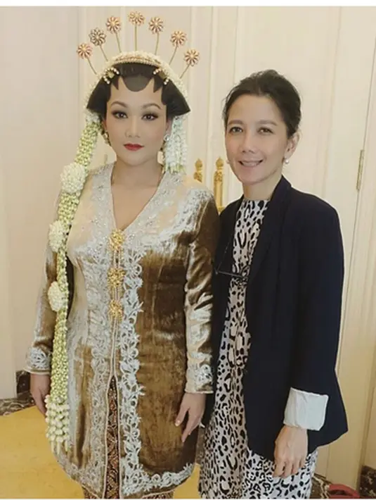 "With the Bride ❤...Make up by @bumiauw Hairdo by Bu Tinuk" begitulah tulis akun bumiauw.  (Instagram/ferdinando.bumiauw)