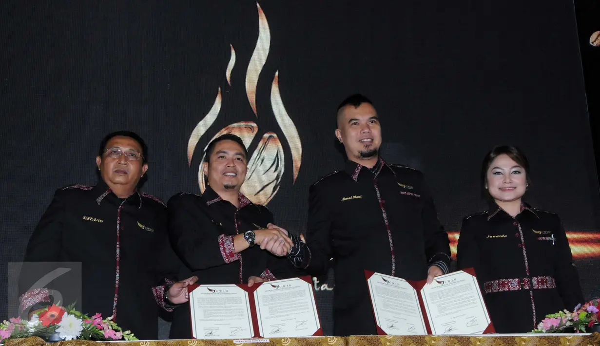 Musisi Ahmad Dhani (kedua kanan) bersalaman dengan CEO Kopi Pak Belalang Zaini Hassan (kedua kiri) saat peluncuran di Jakarta,Kamis (24/3). Dalam peluncuran perdananya kopi pak belalang menggaet musisi ternama ahmad dani. (Liputan6.com/Helmi Afandi)