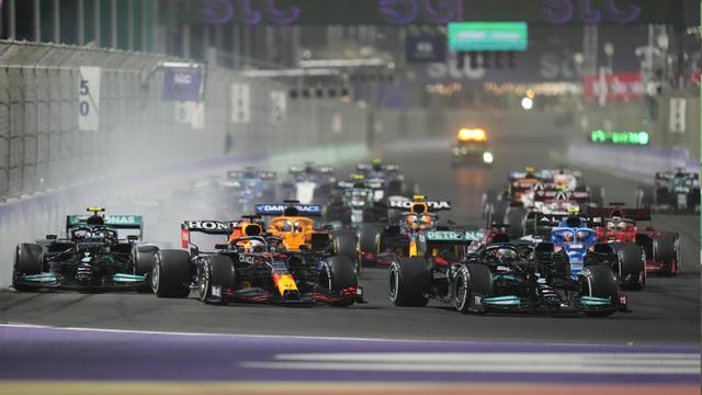 FOTO: Menang F1 GP Arab Saudi, Lewis Hamilton Samai Poin Max Verstappen