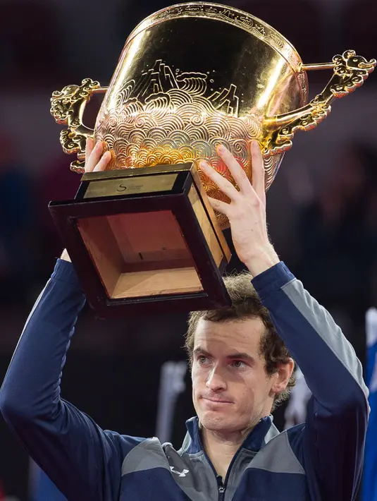 Petenis Inggris Raya, Andy Murray mengangkat trofi sebagai juara turnamen China Open, di Beijing, Minggu (9/10). Murray merebut kemenangan 6-4, 7-6 dari tangan petenis Bulgaria, Grigor Dimitrov di final China Open. (NICOLAS ASFOURI/AFP)