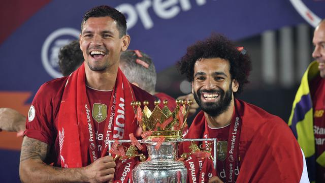 FOTO: Liverpool Angkat Trofi Liga Inggris