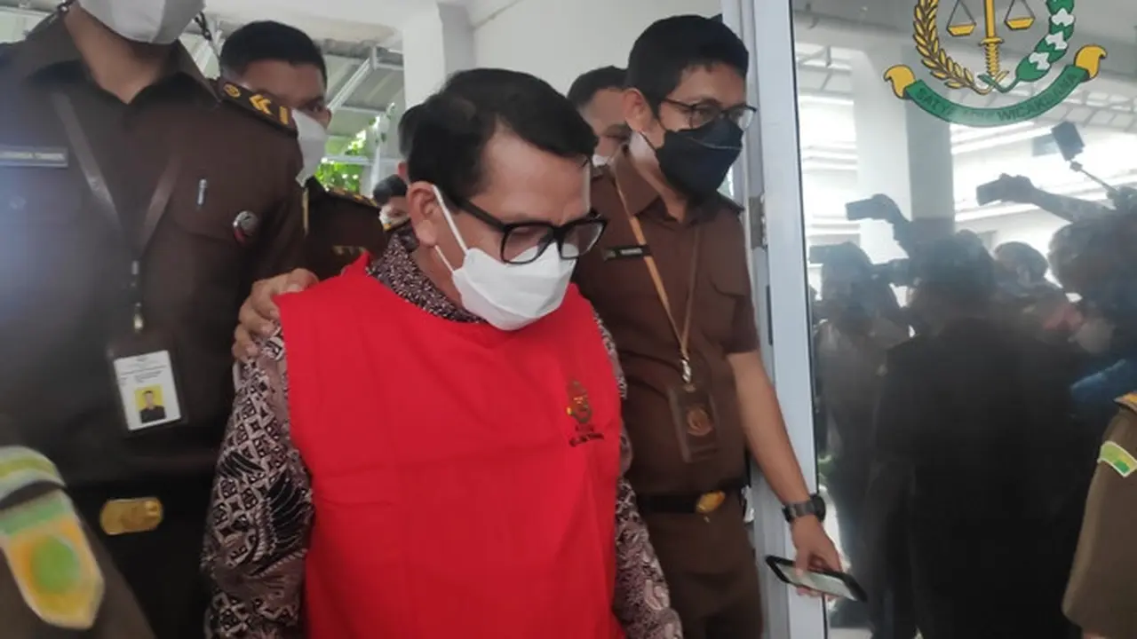 Dekan (non aktif) Universitas Riau, Syafri Harto yang menjadi tersangka pelecehan mahasiswi saat ditahan jaksa Kejati Riau dan Kejari Pekanbaru.
