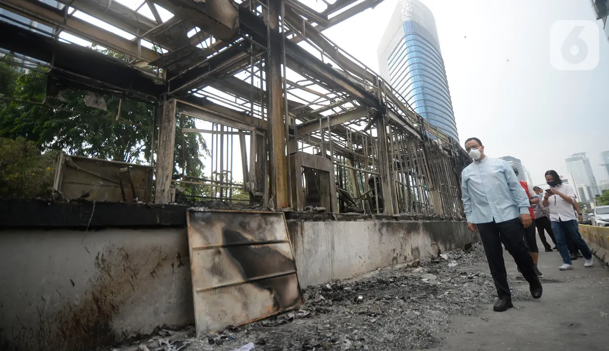 Gubernur DKI Jakarta Anies Baswedan meninjau sejumlah fasilitas umum yang rusak akibat demo RUU Cipta Kerja yang berujung kisruh di kawasan Bundaran HI, Jumat (9/10/2020). Anies melihat secara langsung Halte Transjakarta Tosari yang terbakar habis bersama Halte Bundaran HI. (merdeka.com/Dwi Narwoko)