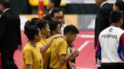 Tim Sepak Takraw Putri Filipina bercanda saat menunggu kedatangan Tim Sepak Takraw Indonesia pada SEA Games 2017 di Titiwangsa Indoor Stadium Kuala Lumpur, Malaysia, Selasa (21/8). (Bola.com/Liputan6/Faizal Fanani)