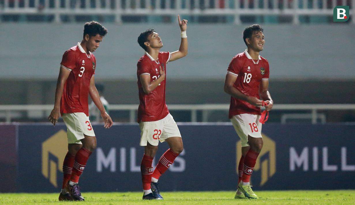 <p>Dari kiri ke kanan: Muhammad Ferarri, Dendy Sulistyawan, dan Muhammad Rafli berjalan meninggalkan lapangan&nbsp;saat laga FIFA Match Day antara Timnas Indonesia melawan Timnas Curacao di Stadion Pakansari, Bogor, Selasa (27/09/2022). (Bola.com/Muhammad Iqbal Ichsan)</p>