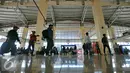 Sejumlah penumpang menunggu keberangkatan di terminal terpadu Pulo Gebang, Jakarta, Selasa (27/12). Rencananya, pada 28 Desember nanti, terminal ini akan diresmikan. (Liputan6.com/Angga Yuniar)