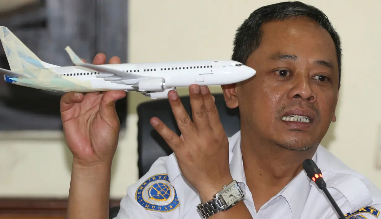 Ketua Subkomite Investigasi KNKT, Nurcahyo Utomo merilis temuan awal jatuhnya pesawat Lion Air PK-LQP di Jakarta, Rabu (28/11). Data kotak hitam, pilot berulang kali berupaya membawa pesawat naik kembali sebelum kehilangan kontrol. (AP/Achmad Ibrahim)