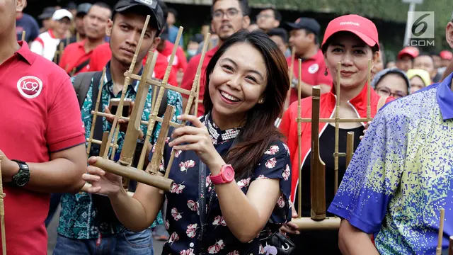 20170521-Menteri Rudiantara Main Angklung di CFD-Antonius
