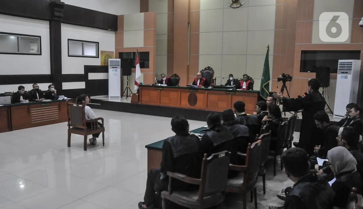 "Jadi kami penuntut umum telah melayangkan surat pemanggilan saksi kepada saudara Luhut Binsar Pandjaitan pada 23 Mei 2023 untuk menghadiri sidang hari ini. Namun yang bersangkutan menyatakan permohonan maaf karena yang bersangkutan saat ini sedang berada di luar negeri untuk melaksanakan surat kenegaraan," ujar jaksa dalam persidangan di PN Jaktim, Senin (29/5/2023). (merdeka.com/Iqbal S. Nugroho)
