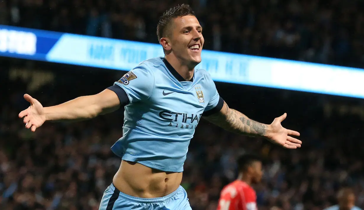 Selebrasi striker Manchester City, Stevan Jovetic setelah menjebol gawang Liverpool pada laga Liga Inggris 2014/2015 di Etihad Stadium, Manchester (25/8/2014). Stevan Jovetic terlebih dahulu membela Manchester City selama 2 musim mulai 2013/2014 hingga pertengahan musim 2014/2015. Setelah itu ia dipinjamkan ke Inter Milan selama satu musim hingga akhirnya dipermanenkan pada 2016/2017 dan bertahan setengah musim saja. (AFP/Lindsey Parnaby)