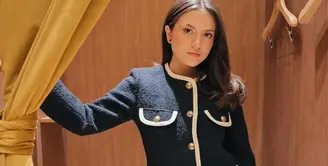 Cantiknya Marsha Aruan pakai setelan atasan outer bulu biru navy dengan detail kantung-kantung dan kacing gemas, dipadu mini skirt hitam. [Foto: Instagram/aruanmarsha]