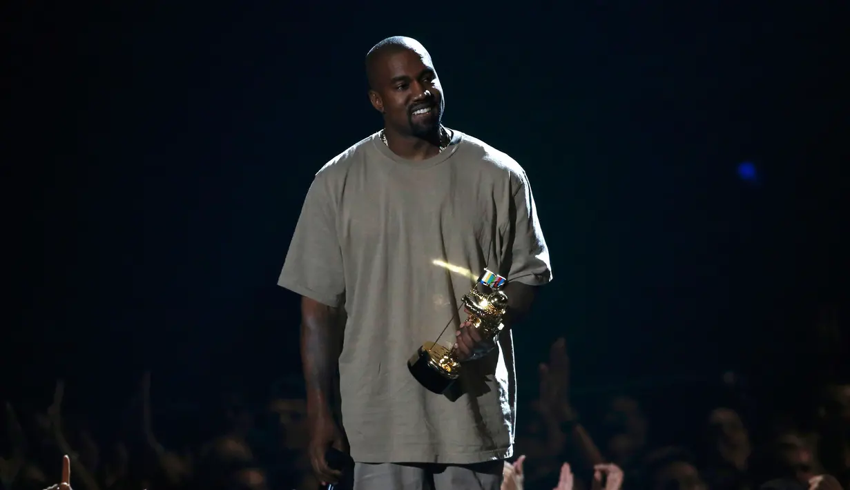 Penyanyi rap Kanye West saat menerima penghargaan di MTV Video Music Awards 2015, Los Angeles, Minggu (30/8). Pada kesempatan itu, suami dari Kim Kardashian tersebut memastikan diri bakal menjadi calon presiden AS tahun 2020.(REUTERS/Mario Anzuoni)