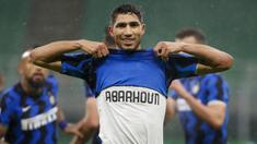 Gelandang Inter Milan, Achraf Hakimi, melakukan selebrasi usai mencetak gol keduanya dalam laga lanjutan Liga Italia Serie A pekan ke-9 melawan Bologna di San Siro Stadium, Sabtu (5/12/2020). Inter milan mengalahkan Bologna 3-1. (AP/Antonio Calanni)