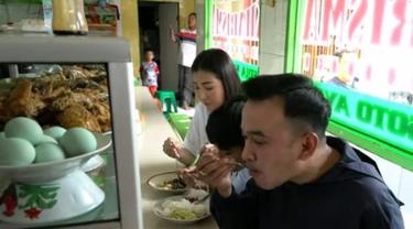Seleb Makan di Warteg