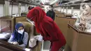 <p>Petugas melayani penumpang kereta api di Stasiun Gambir, Jakarta, Jumat (22/4/2022). Stasiun Gambir per Jumat (22/4/2022) terdapat 33 KA beroperasi, dari jumlah tersebut 7 diantaranya merupakan KA tambahan. (Liputan6.com/Herman Zakharia)</p>