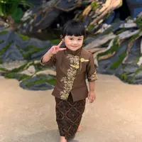 ilustrasi 4 Inspirasi Model Kebaya Anak Ala Artis yang Cocok untuk 17an Agustus, Mulai dari Ameena hingga Bilqis. (foto instagram: @ameenaatta)