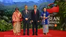 Presiden Indonesia Joko Widodo atau Jokowi (kedua kanan) dan Ibu Negara Iriana (kanan) menyambut Presiden Bangladesh Mohammed Shahabuddin (kedua kiri) dan istrinya Rebecca Sultana (kiri) setibanya mereka pada acara KTT ke-43 ASEAN di Jakarta, Indonesia, Selasa (5/9/2023). (Adek Berry/Pool Photo via AP)