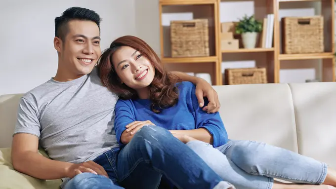 perempuan dan pasangan sofa bersama