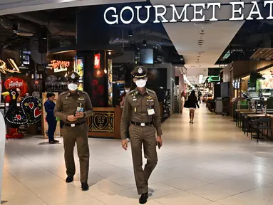 Polisi Thailand berpatroli di dalam pusat perbelanjaan Siam Paragon sebelum dibuka di Bangkok pada tanggal 4 Oktober 2023, sehari pasca penembakan yang menewaskan dua orang. (Lillian SUWANRUMPHA/AFP)