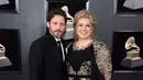 Kelly Clarkson ketika hadir dengan Brandon Blackstock di acara red carpet Grammy Awards 2018. (JAMIE MCCARTHY / GETTY IMAGES NORTH AMERICA / AFP)