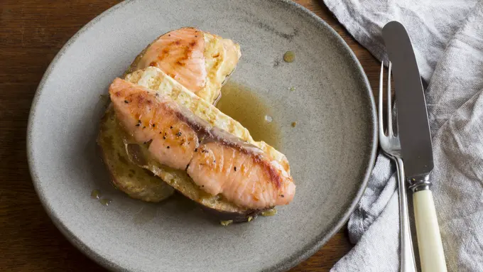 [Bintang] Resep Enak: Salmon Panggang Bawang Putih