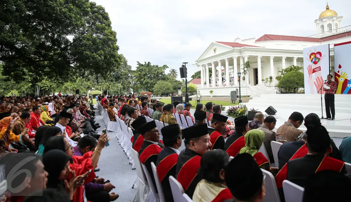 Suasana acara penganugerahan Tanda Kehormatan Satyalencana Kebaktian Sosial di Istana Bogor, Jumat (18/12). Sebanyak 893 orang yang telah melakukan 100 kali donor darah mendapat Tanda Kehormatan Satyalencana Kebaktian Sosial (Liputan6.com/Faizal Fanani)