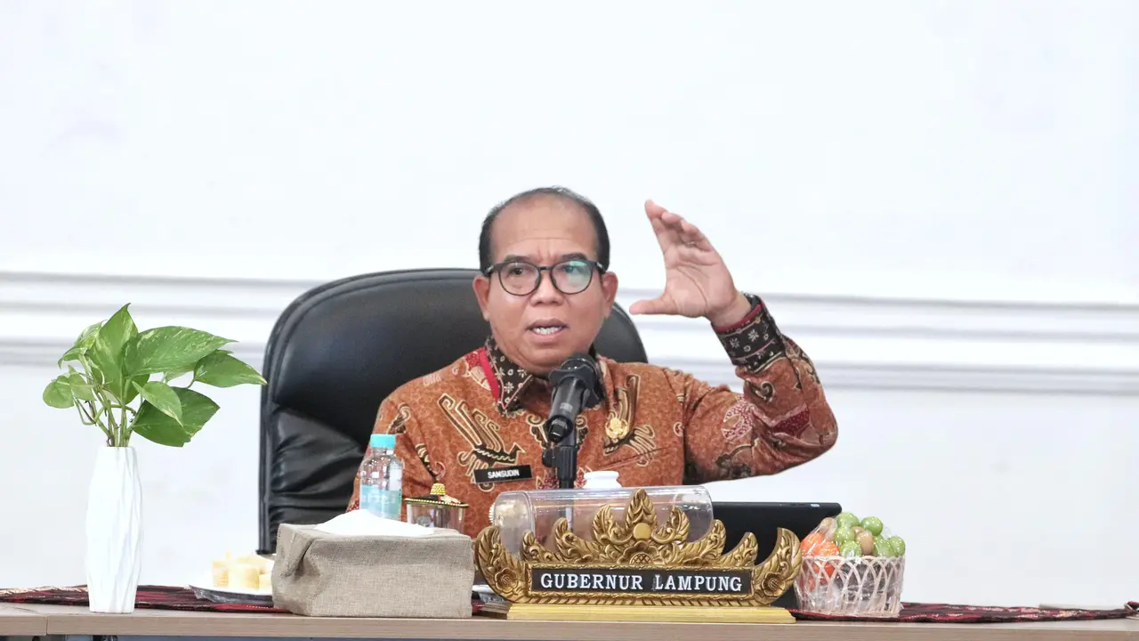 Pj Gubernur Lampung, Samsudin ketika memimpin rapat pengendalian inflasi daerah. Foto: ( Istimewa).