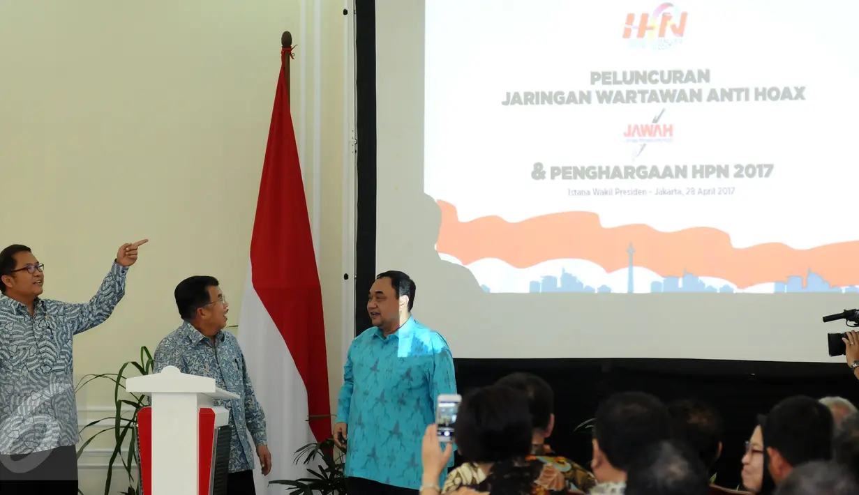 Wakil Presiden, Jusuf Kalla (tengah) bersama Menkominfo Rudiantara saat peluncuran Jaringan Wartawan Anti Hoax di Jakarta, Jumat (28/4). Selain meresmikan Jawarah, JK juga menyaksikan pemberian penghargaan HPN 2017. (Liputan6.com/Helmi Fithriansyah)