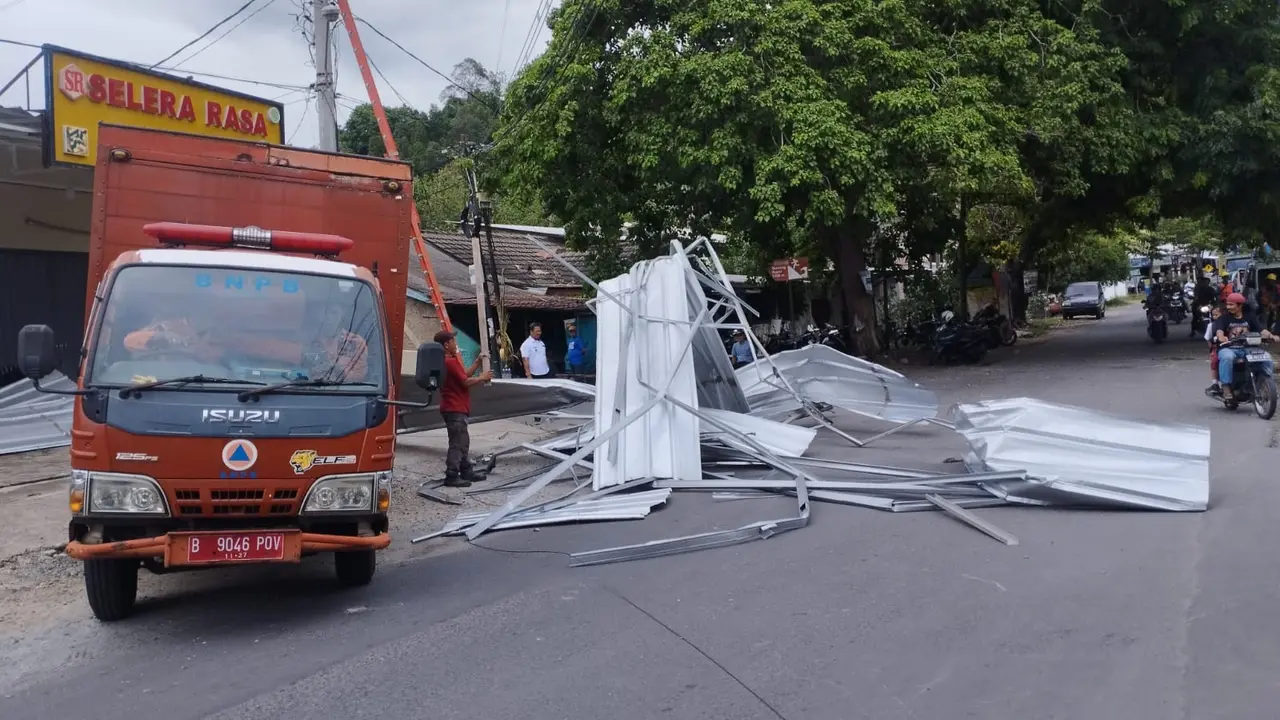 Proses evakuasi atap ruko yang terbang disapu angin kencang di Bandar Lampung. Foto : (Istimewa).