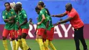 Alain Djeumfa (kanan) pelatih Kamerun memberi semangat pada anak asuhnya setelah mereka sempat melakukan mogok main karena gol Alexandra Takounda Engolo dianulir wasit.  ( AFP/Philippe Huguen )