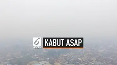 Inilah penampakan kota Singkawang, Kalimantan Barat dari udara. Langit Singkawang tertutup kabut asap tebal, sampai gunung Singkawang yang biasanya terlihat kini tidak kelihatan.