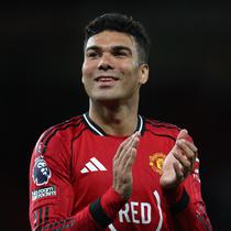 Gelandang Manchester United, Casemiro, mencetak satu gol ke gawang Brentford pada lanjutan Liga Inggris 2025/2026 di Old Trafford, Selasa (28/4/2026) dini hari WIB. (Darren Staples / AFP)