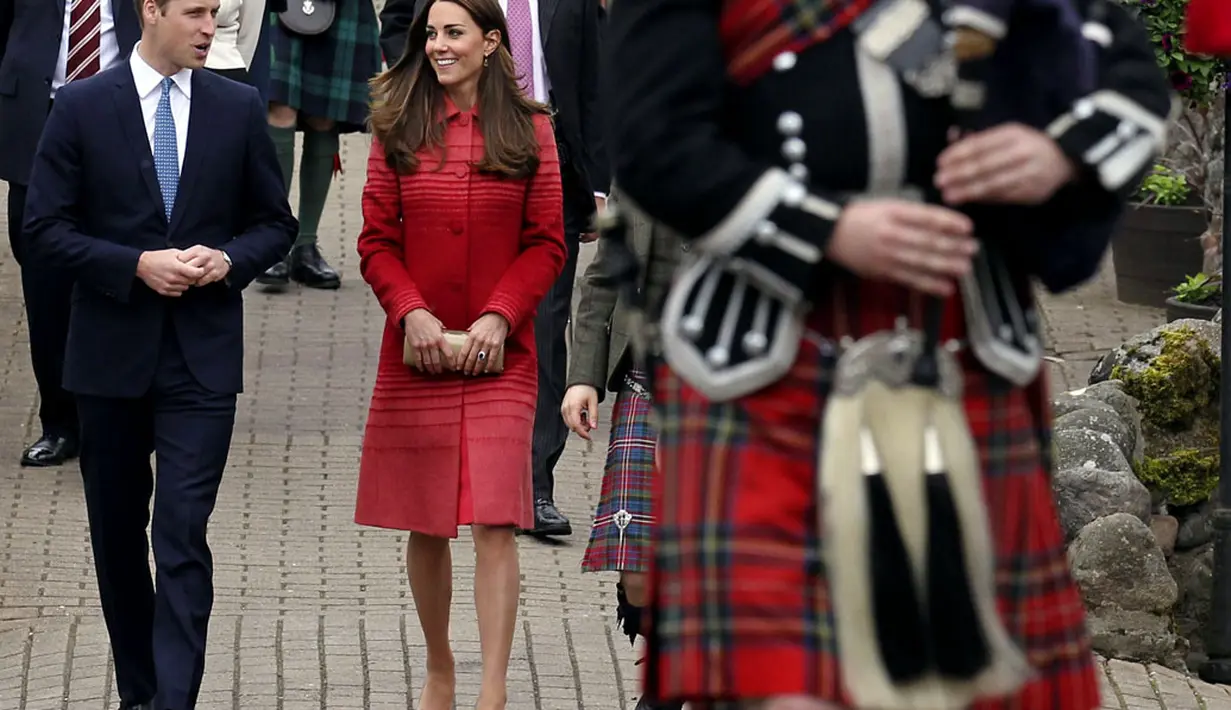 Duke of Cambridge, Pangeran William bersama istrinya Catherine Elizabeth Middleton, berkunjung ke Crieff, Skotlandia, (29/5/2014). (REUTERS/Andrew Milligan)