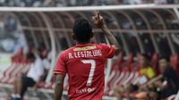 Gelandang Persija, Ramdani Lestaluhu, merayakan gol yang dicetaknya ke gawang Persela pada laga Liga 1 di SUGBK, Jakarta, Selasa (20/11). Persija menang 3-0 atas Persela. (Bola.com/Yoppy Renato)