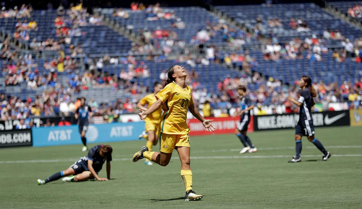 Pesepakbola wanita timnas Australia, Sam Kerr merayakan golnya ke gawang timnas Jepang pada turnamen sepakbola di Stadion Qualcomm, San Diego, California, 30 Juli 2017. (AP Photo/Gregory Bull)