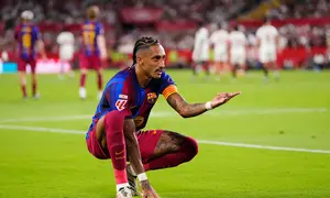 Selebrasi Raphinha usai mencetak gol ke gawang Sevilla, Minggu (20/9/2026) (AP Photo/Jose Breton)