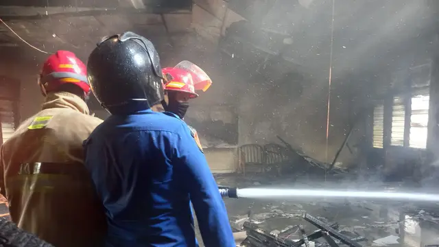 Petugas pemadam berusaha memamadamkan api yang telah menghanguskan bagian dalam gedung Wisma St Albertus Bandar Lampung. Foto : (Istimewa).