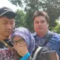 Titin Prialianti salah satu tim kuasa hukum Saka Tatal menangis haru saat tiba di PN Cirebon mengawal Sidang PK. Foto (Liputan6.com / Panji Prayitno)