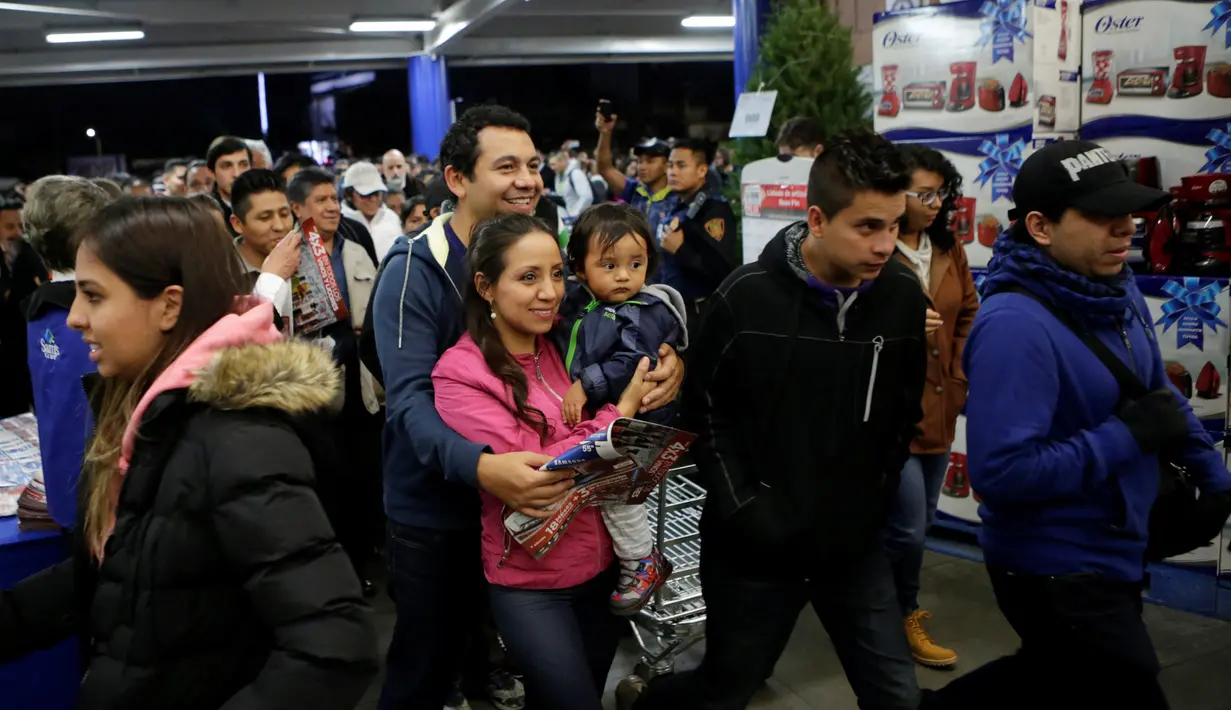 Warga langsung menyerbu salah satu toko di Mexico City saat menggelar acara 'Black Friday', Meksiko, Jumat (18/11). 'Black Friday' adalah pesta diskon yang biasa digelar menjelang natal. (REUTERS / Henry Romero)