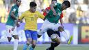 Philippe Coutinho (kiri) berusaha merebut bola dari pemain Bolivia, Raul Castro pada laga kualifikasi Piala Dunia 2018 zona CONMEBOL di La Paz, Bolivia, (5/10/2017). Brasil bermain imbang 0-0. (AP/Leo Correa)
